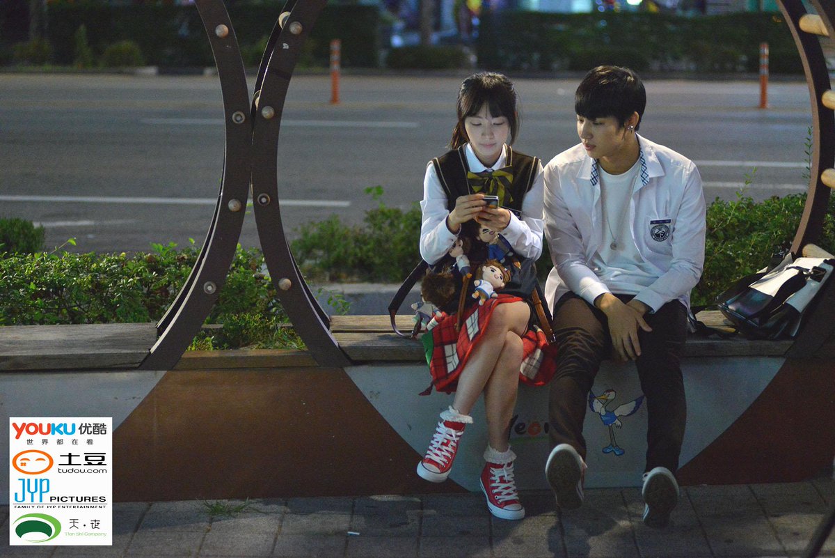 npio_official's tweet photo. <Dream Knight> 비하인드 스틸컷 - 'JB &amp; 인형'
차분한 제이비와 인형
#드림나이트 #제이비 #송하윤 http://t.co/znlYcTINyR