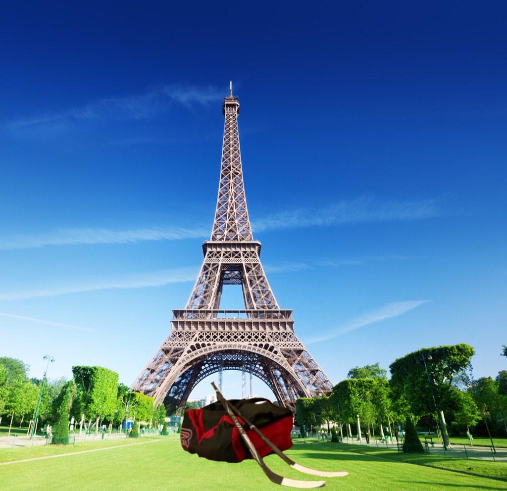 EthansBag's tweet photo. Chillin at the Eiffel Tower #Swag #Food #Rt http://t.co/LjuNlsnkNp