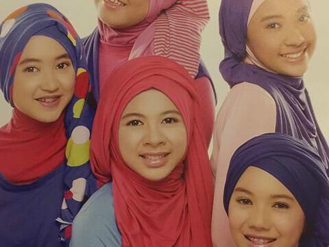 louisejumarani's tweet photo. Alhamdulillah Sinda anakku jadi model buku "Teen's Hijab" by Gramedia.... http://t.co/7gaalLvnj7