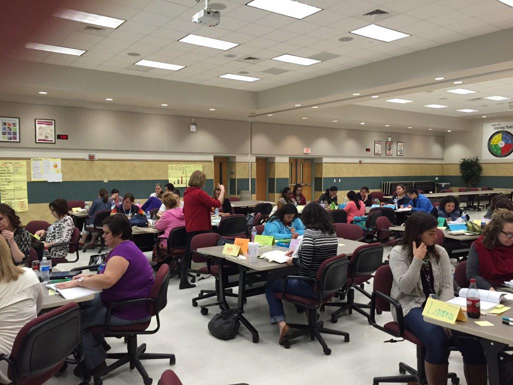 laureldunnLISD's tweet photo. Great evening in Leander READS.#lisdliteracy #catchingreadersbeforetheyfall http://t.co/3V1ER1VYG8
