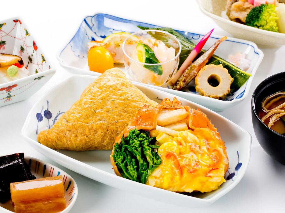 CNTraveler's tweet photo. The 14 BEST first-class airline meals in the world http://t.co/T1wAvBWxps @Virgin @FlyANA_official @VirginAtlantic http://t.co/QDq7ZgftFb