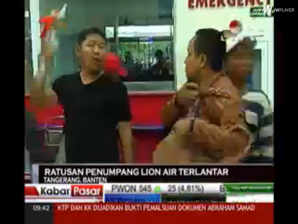 tvOneNews's tweet photo. #KabarPasar_tvOne :Ratusan Penumpang Lion Air Terlantar  http://t.co/MFhBBy1ig4 http://t.co/J6Wz0nb4nL