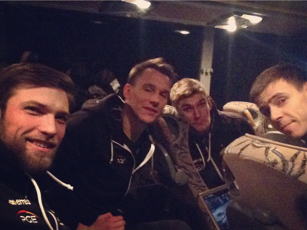 _SkraBelchatow_'s tweet photo. Drużyna PGE Skry po wygranym meczu w LM ruszyła w drogę do Rzeszowa @AndrzejWronaKra @MariuszWlazly #KarolKlos #Wlodi http://t.co/3QYb7qxeMj
