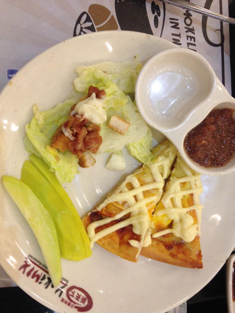hahahaydz's tweet photo. ATM. #yakimix #famlunch http://t.co/e5RKyqG8vs