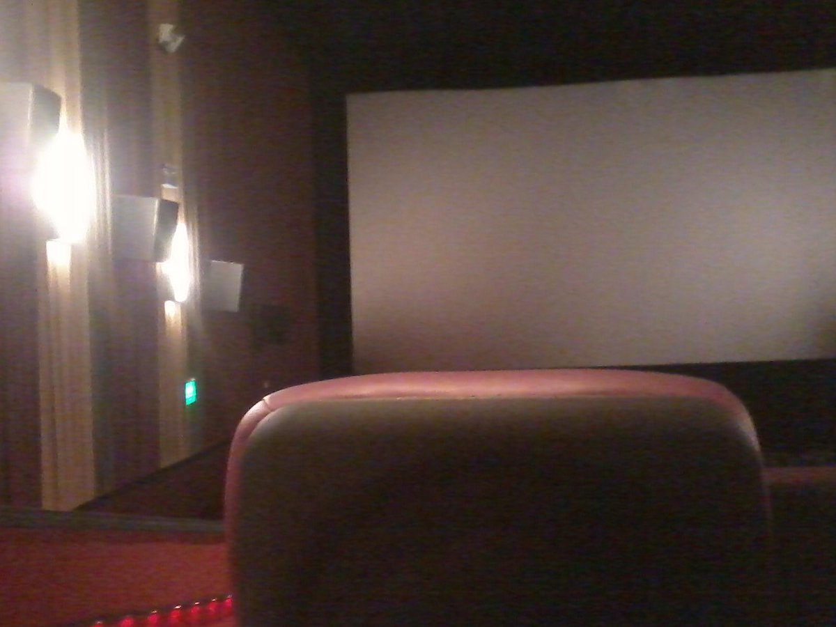 javii_hanglin's tweet photo. Tenía algo rara esta sala pero estaba buena.. #Cine #Hoyst #Unicenter http://t.co/wnh85HOMZS