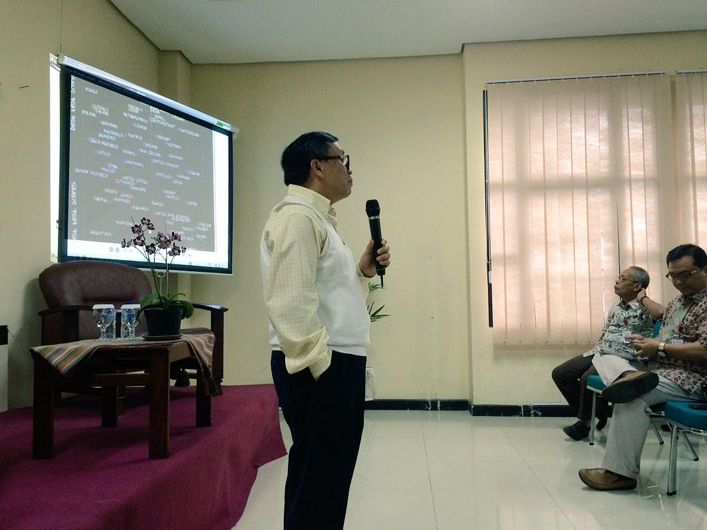 andrybrew's tweet image. dengerin kuliah #econophysics dan #complexsystem dengan aplikasi di #finance dari prof. maman