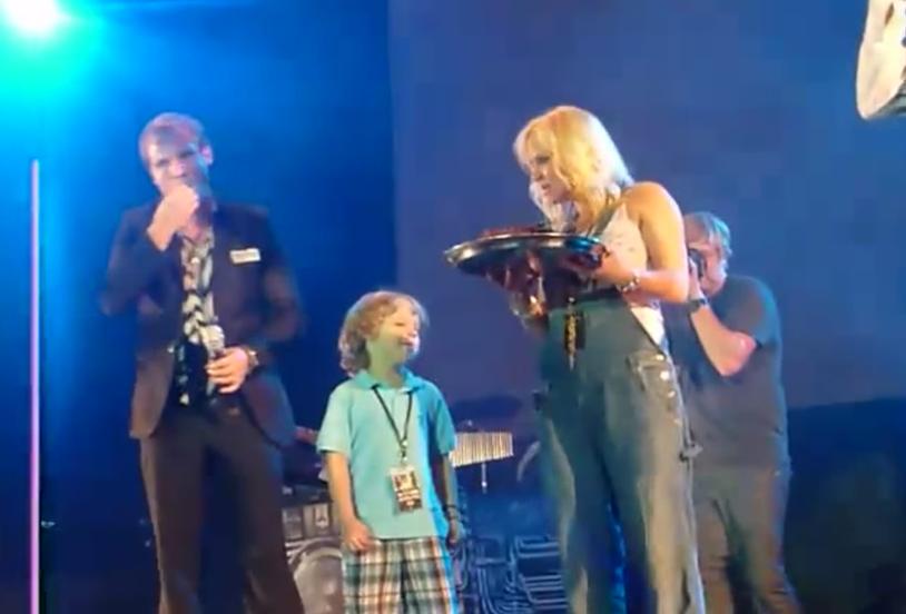  4 years ago we celebrate ur bday in Brasilia and it was an amazing day. Happy bday! May God bless u! 