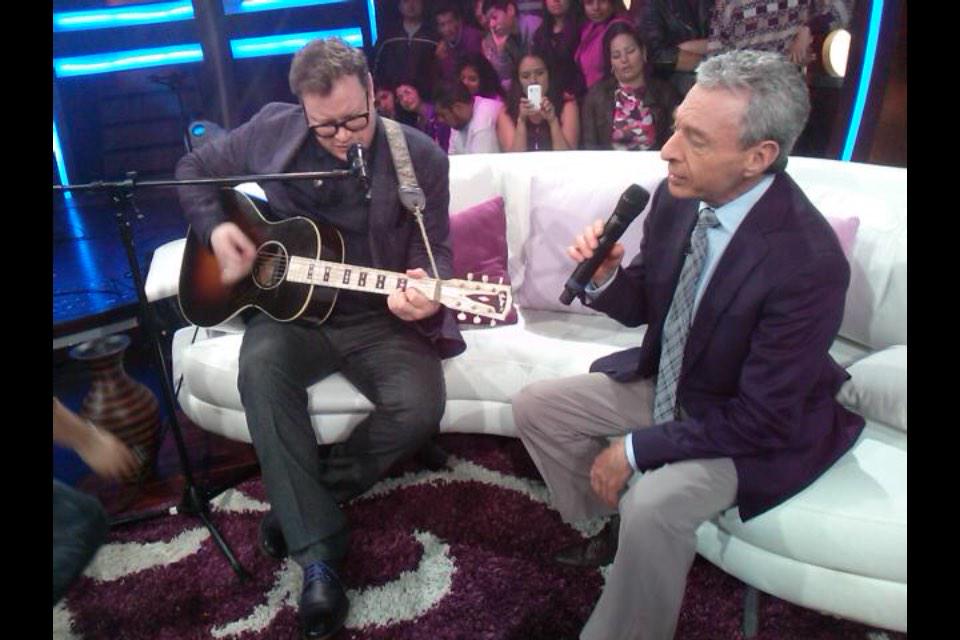 SandraCorcuera's tweet photo. ¡Ya al aire con @LeonelGOficial y @cesarcostaof ! #TresParaLas10 @CarlosATrillo ¡Pongan @RitmosonOficial ! ☺️😁 http://t.co/i1Nx1Yafpy