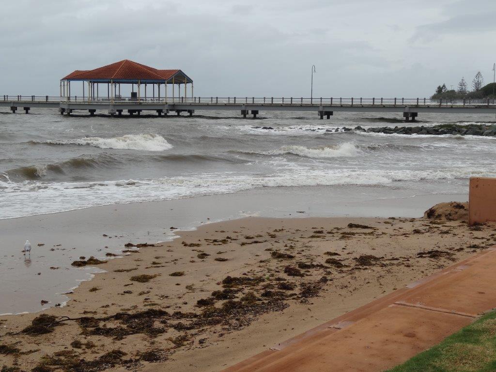 Surf's up at #Redcliffe Jetty this afternoon. Rolling coverage on #TCMarcia . goo.gl/eVu9jt
