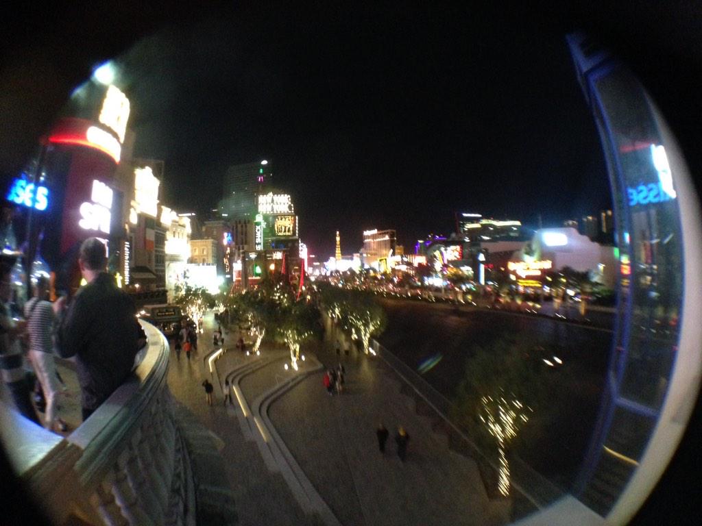 Aemad's tweet photo. Night sky in #Vegas http://t.co/L4DphRivT9