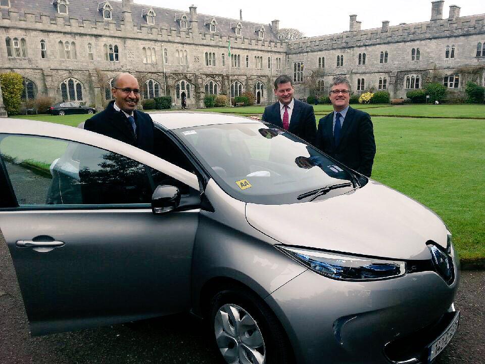 harlemdesir's tweet photo. Visite @renault_fr : 1er contributeur au développement de la voiture électrique en Irlande. #Drive4Zero http://t.co/QKW0tMgPhB