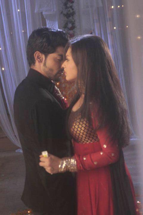 MAANLvesGEET11's tweet photo. These what you call true love #maangeet #magicIsTogather @drashti10 @gurruchoudhary u can't run from eachother http://t.co/PUv7lWbjcC