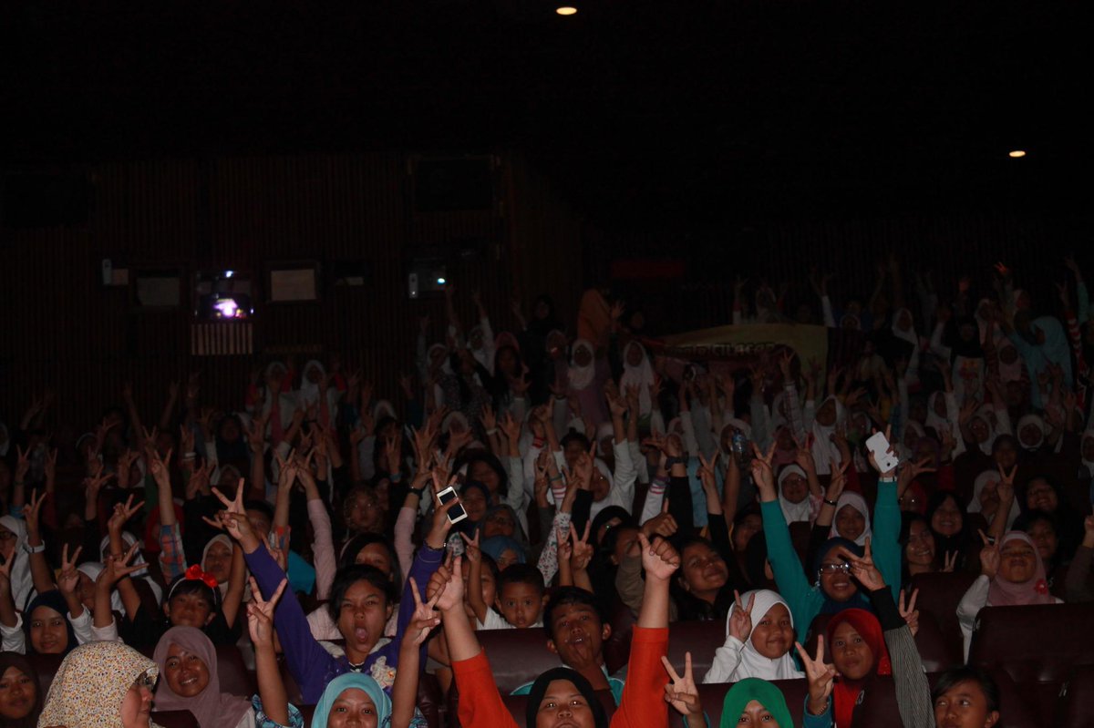 DjBankong's tweet photo. #CJRTM2 bikin bioskop PETJAH @TeukuRyz @AlvaroMaldini1 @iqbaale http://t.co/ohVMUxFWrj