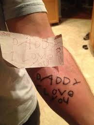 ArruarteLibe's tweet photo. Lo que hizo este padre es precioso, se tatuó el ultimo dibujo que le hizo su hijo antes de morir. @egapegaztegela http://t.co/mV3rGspORc