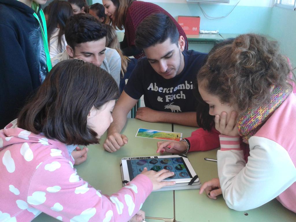 inslaialarquera's tweet photo. Avui els alumnes de 6è de l'escola Torre Llauder preparen cartells solidaris amb alumnes de 4t de l'@inslaialarquera http://t.co/RSCjKpcW2V