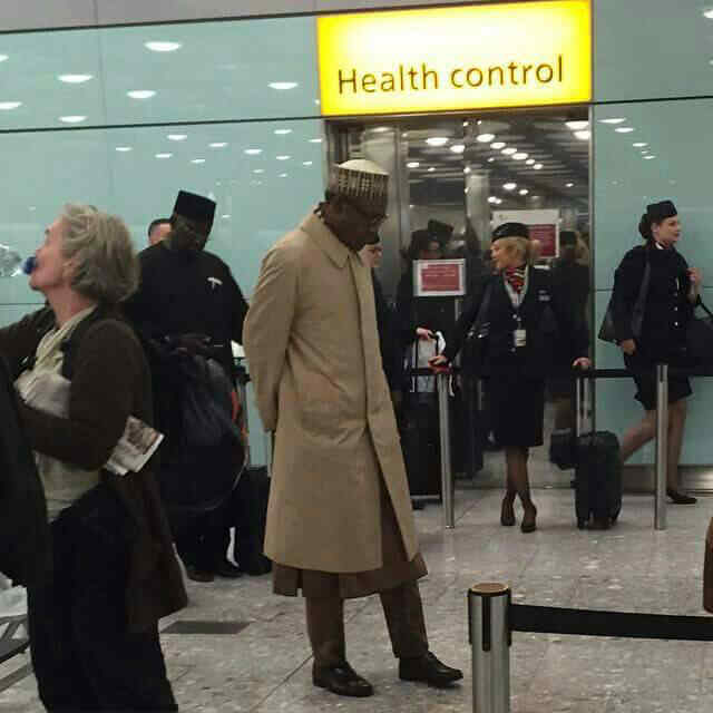 MrTomide's tweet image. Buhari Arrives London....Are u seeing what i can see? #HealthControl #PrayForBuhari