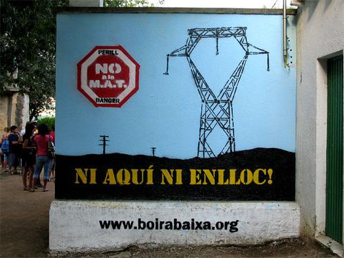 CasalBoiraBaixa's tweet photo. "Som les que ens estimem molt més el nostre territori que no els diners que es genera en explotar-lo." #NoALaMAT http://t.co/Z4TkW822SS