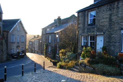 creativetourist's tweet photo. Here are our top 5 places for green hills &amp; hedgerows this weekend (w/out leaving Manchester): http://t.co/TQgsH7Ih08 http://t.co/QmNjKNtuUe