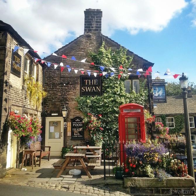 creativetourist's tweet photo. Here are our top 5 places for green hills &amp; hedgerows this weekend (w/out leaving Manchester): http://t.co/TQgsH7Ih08 http://t.co/QmNjKNtuUe