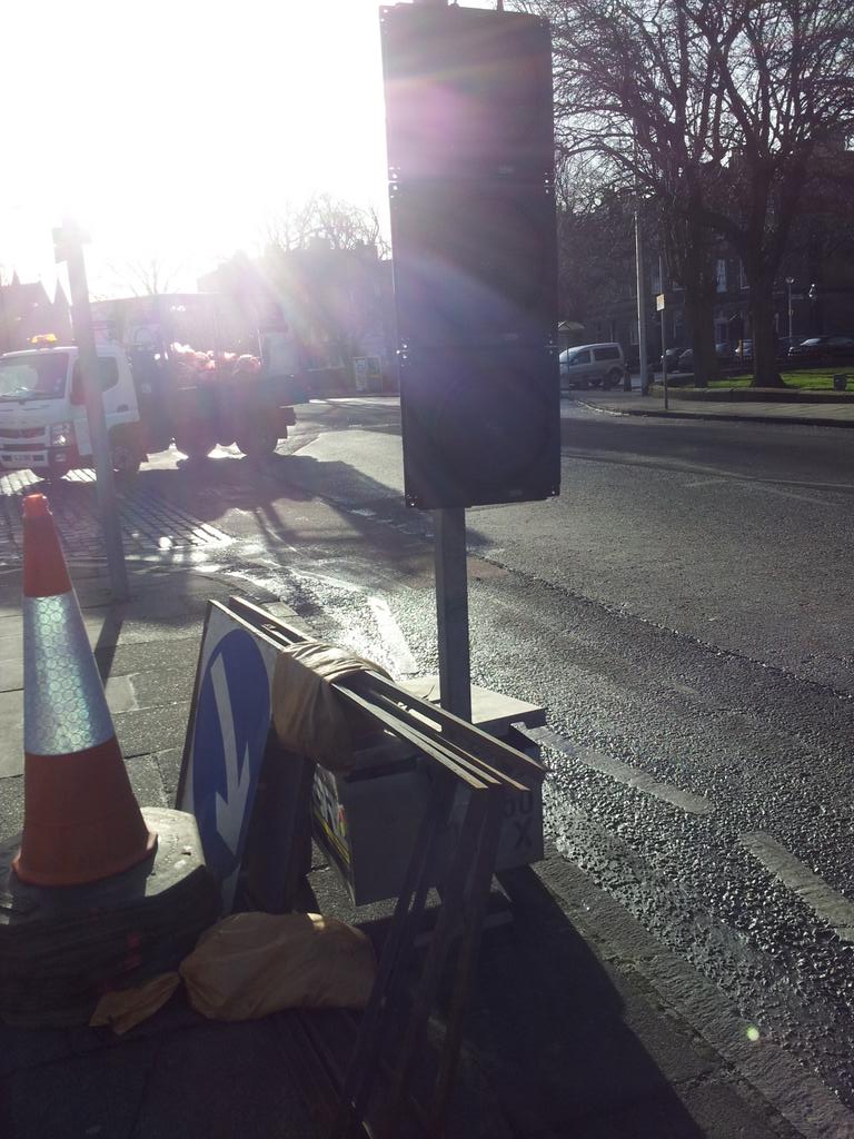 notedinnews's tweet image. A picture of a temporary traffic light. Ffffffooooowwwrrrrr! More #potholechallenge next week. #NEEN