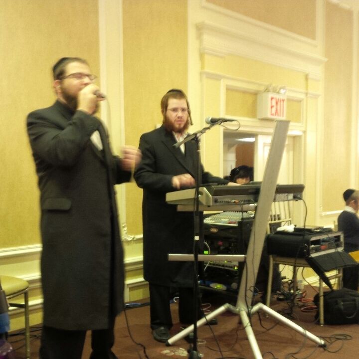 BerkoBrothers's tweet photo. Start chodesh Ader with a Power in contenetil @ABerko on Keys @sheaberko as Lead sound @YideyH #Berko #Purimspirit http://t.co/L5YEnGhUMO