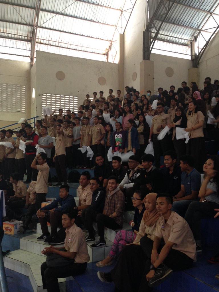 ForzaSmansix's tweet photo. MARI MERAPAT! Smansix VS Smansev. Now at Knight Stadium :) http://t.co/3IlKzTZDy5