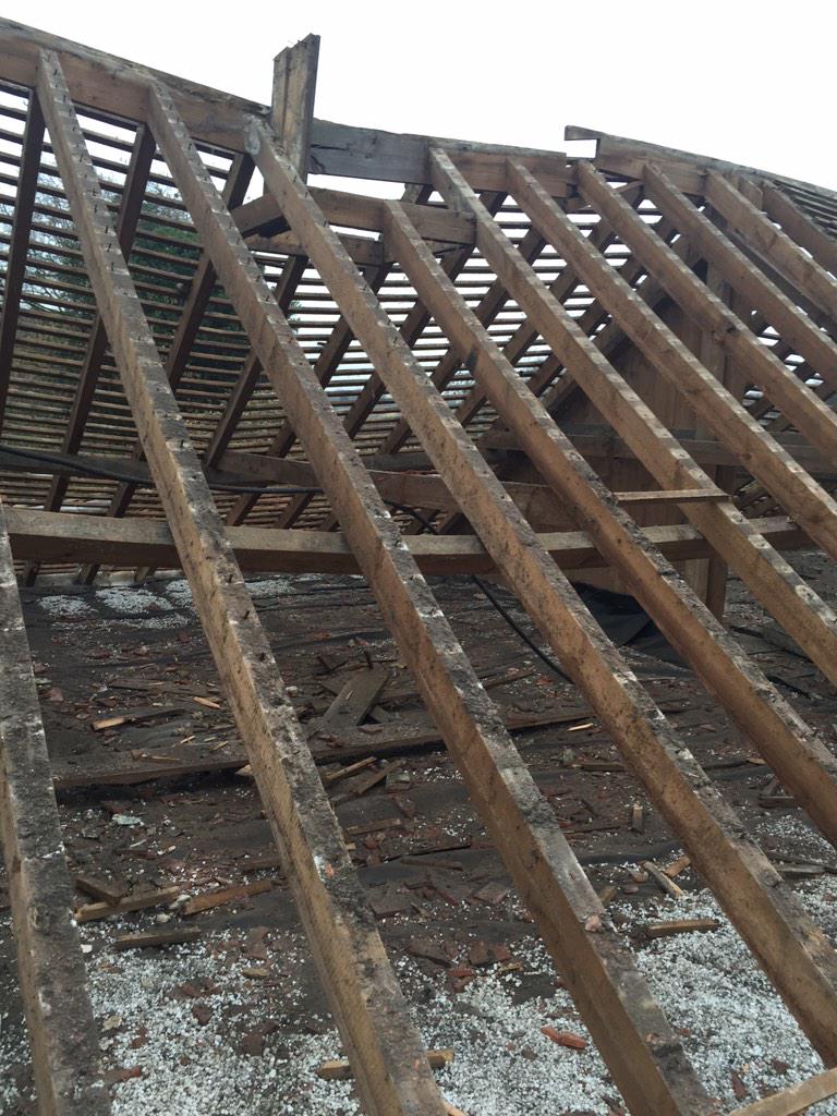 GHBuilding's tweet photo. Barn roof restoration http://t.co/FdlhejkIGs