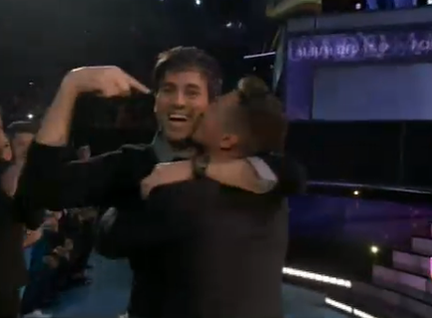 premiolonuestro's tweet photo. Álbum del año para @enrique305 y de pilón tremendo beso de @JBALVIN ! #PremioLoNuestro http://t.co/fxh9vzihaC