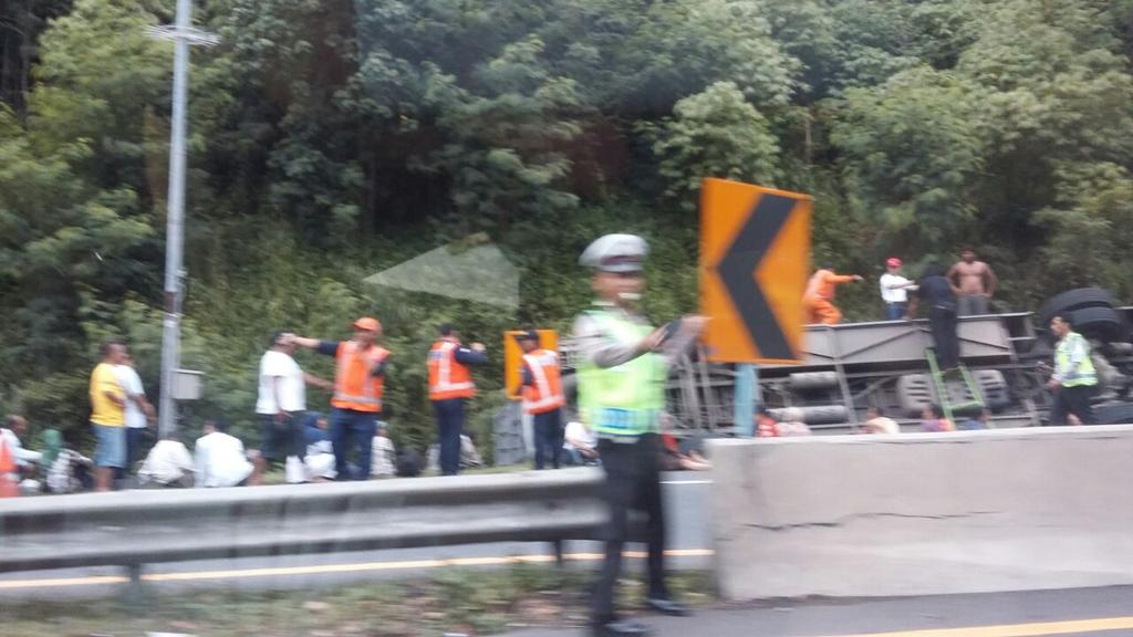Indonesia_Pedia's tweet photo. #LalinSMG RT @seputar_smg: Hindari tol Jatingaleh utk ke arah selatan, ada bus mbalik dan bikin macet... http://t.co/4Nyp5cN4LF