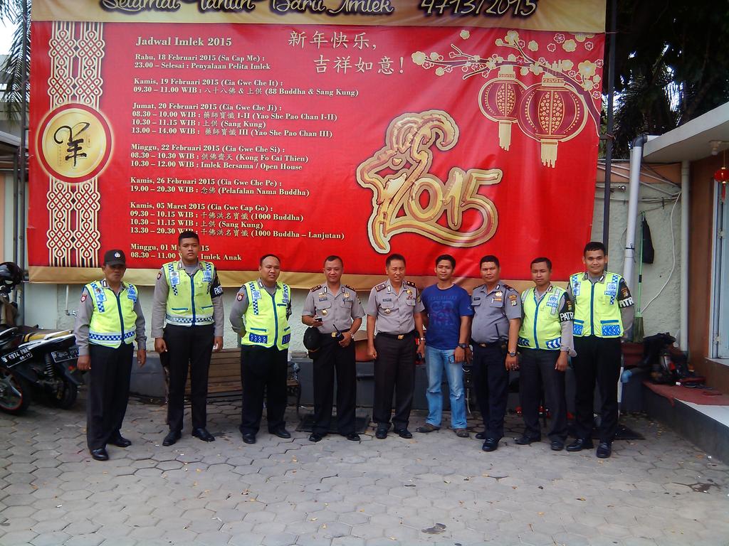 soepriadi23's tweet photo. Kapolsek kb jeruk pengamanan wihara ekayana usai sit kondusif (kj107)@ResJakbar @TMCPoldaMetro http://t.co/QE14ssAZnk