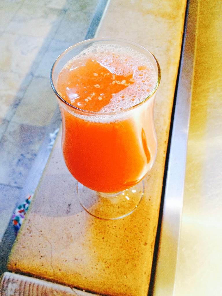 rawreligion's tweet photo. #juicing grapefruit becuz these are basically THE #weighloss #fruit. #cleansing and #alkalizing http://t.co/c7kr4ymtj7