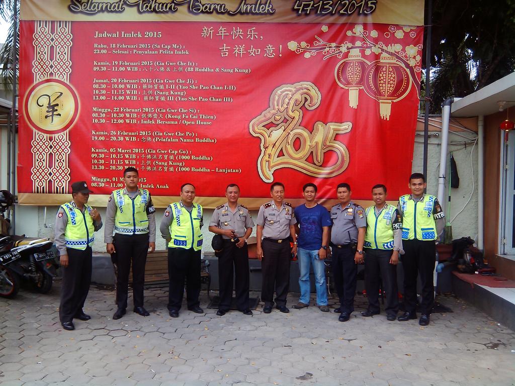 soepriadi23's tweet photo. Kapolsek kb jeruk pengamanan wihara ekayana usai sit kondusif (kj107)@ResJakbar @TMCPoldaMetro http://t.co/QE14ssAZnk