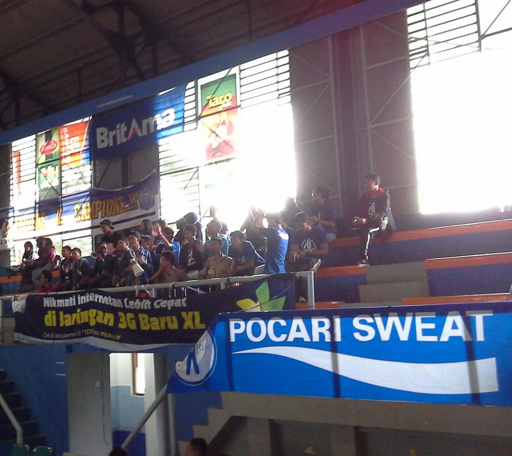 Basket SMA: Ini dia supporter SMA 4 SURAKARTA <a href="/SMARAbasketball/">SMARABASKETBALL</a>. GOOD JOB! Lanjutkan! #SMC2015 #SMCStreaming