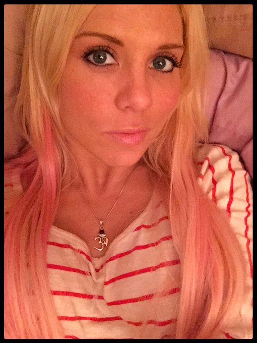 I never post pics anymore... But I'm trying to get back to it. Here's me in a food coma from tonight<a href="/tag/throwbackthursday"class="tags"><span>#throwbackthursday</span></a><a href="/tag/pinkhairdontcare"class="tags"><span>#pinkhairdontcare</span></a><a href="/tag/thonghu"class="tags"><span>#thonghu</span></a>