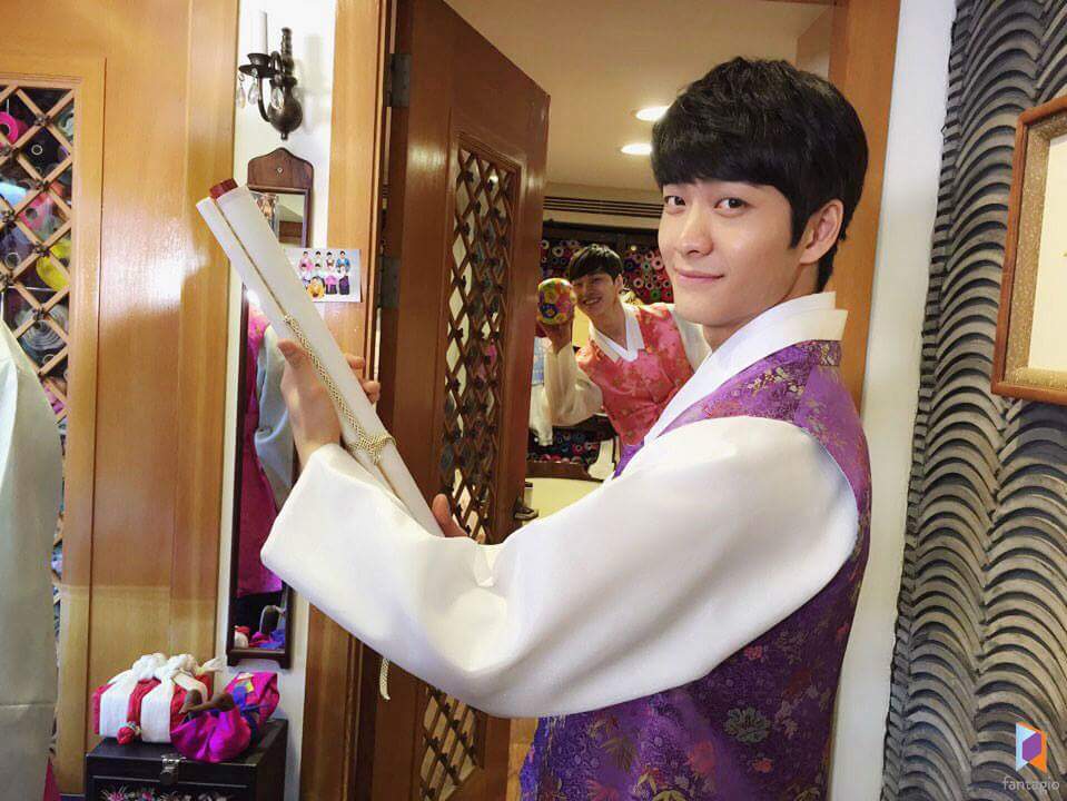 qlflqhfl's tweet photo. 한복입은모습 너무좋당♥♥태국 조심히다녀오세요~~!!#5urprise #서프라이즈 #강태오 #kangtaeoh #오늘도청춘 #준수 #여왕의꽃 #허동구 http://t.co/zB8R9rTN6P