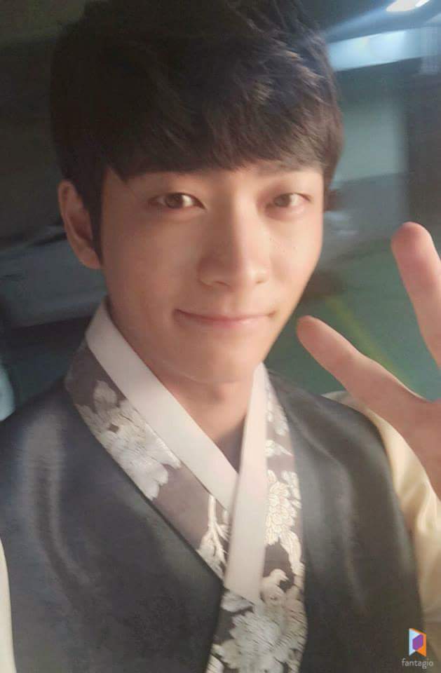 qlflqhfl's tweet photo. 한복입은모습 너무좋당♥♥태국 조심히다녀오세요~~!!#5urprise #서프라이즈 #강태오 #kangtaeoh #오늘도청춘 #준수 #여왕의꽃 #허동구 http://t.co/zB8R9rTN6P