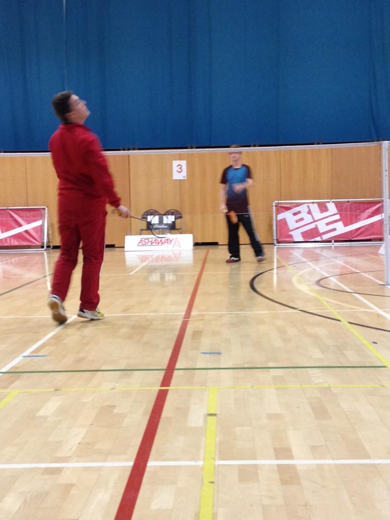 UniNottsBC's tweet photo. George Hargreaves up first, his opponent #fulltracksuit #keen #geezthatguyisred #BUCSNationals @UoNSport http://t.co/5a3D7ec9kI
