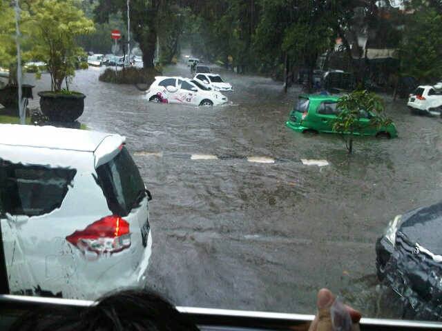 kumendan007's tweet photo. Hindari kawasana Renon ya #NyameBali #InfoBanjirDenpasar
Foto By : Vry http://t.co/cHxzvXClpf