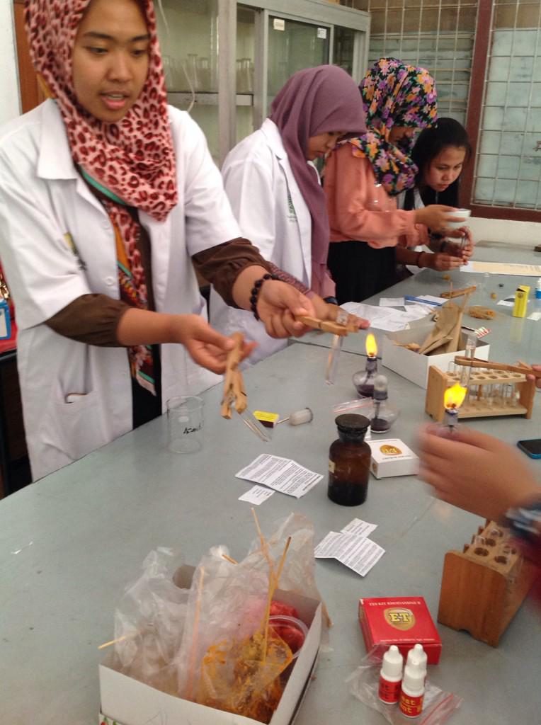 Harii ini hari pertama happy meal goes to school. Ini lagi periksa sample di lab kimia. Semangaaat !!!!
