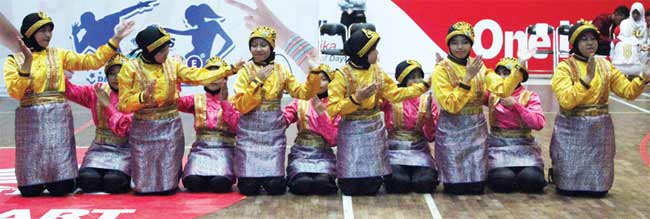 dblindonesia's tweet photo. Tari Saman Bikin Beda. Baca beritanya di: http://t.co/RZ8YznAkIH cc: @DBL_BOGOR http://t.co/UFzW34x1rg