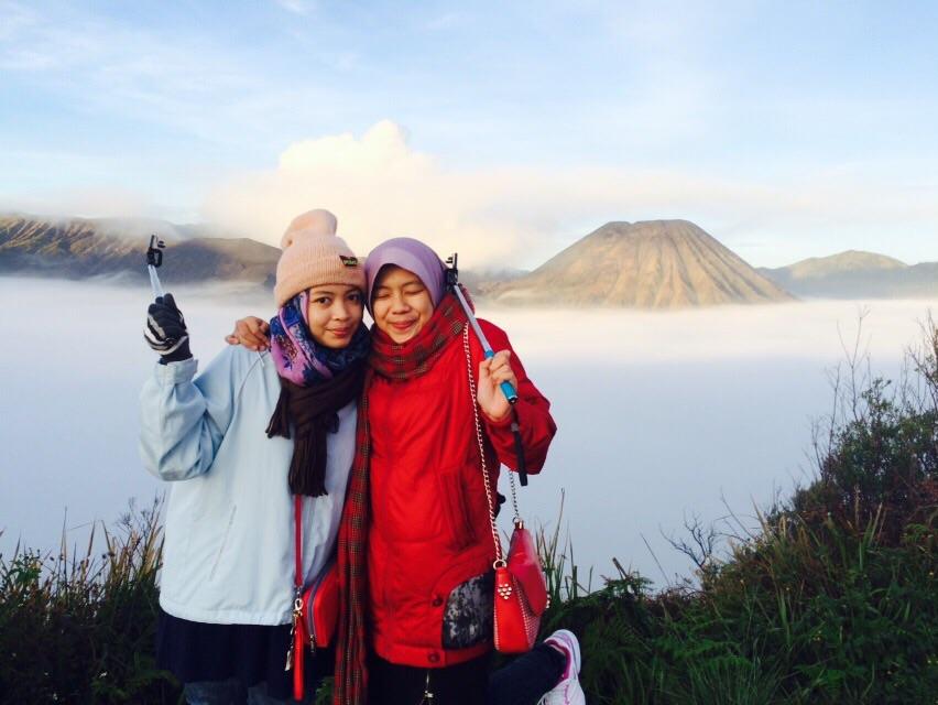 khairunnisariri's tweet photo. Tongsis everywhere. With the one&amp;onlyy @silmasille #BSCIceBlast @algoritma12 :) http://t.co/hHSiZcu3oy