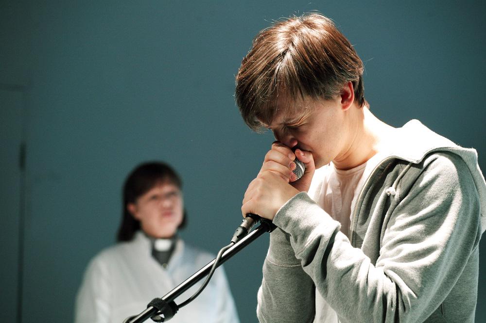 Šovakar 19:00, bet svētdien 14:00 <a href="/ZirguPasts/">Zirgu Pasts</a> stāsts par piedošanu - "Lūša stundā", rež.M.Eihe bit.ly/1B0eW5v