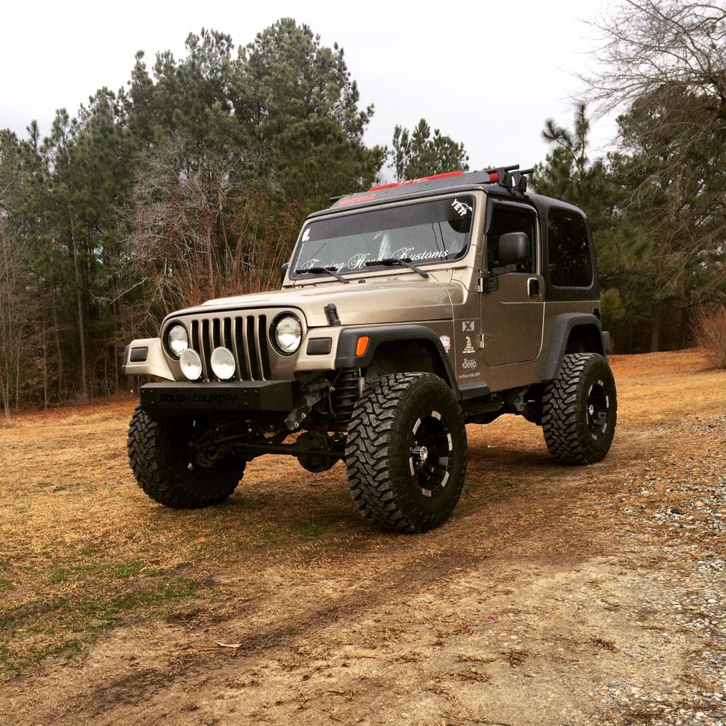DavidFeldman_97's tweet photo. Hello my name is David Feldman and some reason i try to kill the game with a Jeep.. 💁😂 #ShitFreshTho #Stance http://t.co/2BWHedENKk
