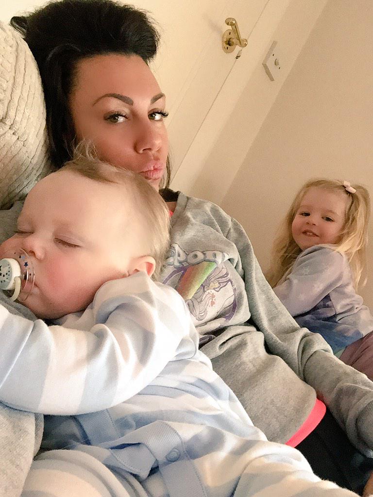 wonderwomanshel's tweet photo. Morning snuggles #5minsofpeace lol http://t.co/Q3J5GjTtkG