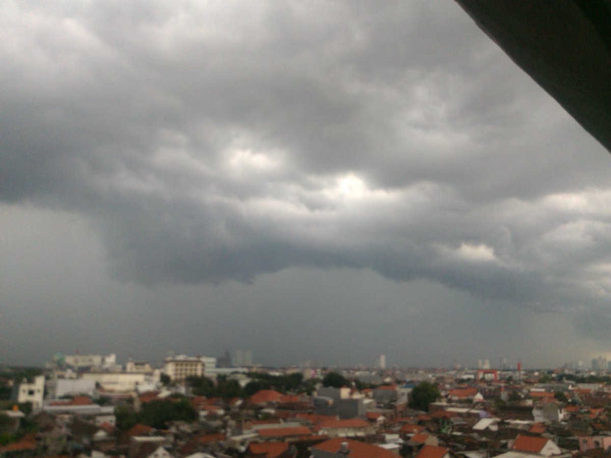 Kumpulan awan hitam diatas gedung parkir TP 3 cc: <a href="/e100ss/">Radio Suara Surabaya</a>
