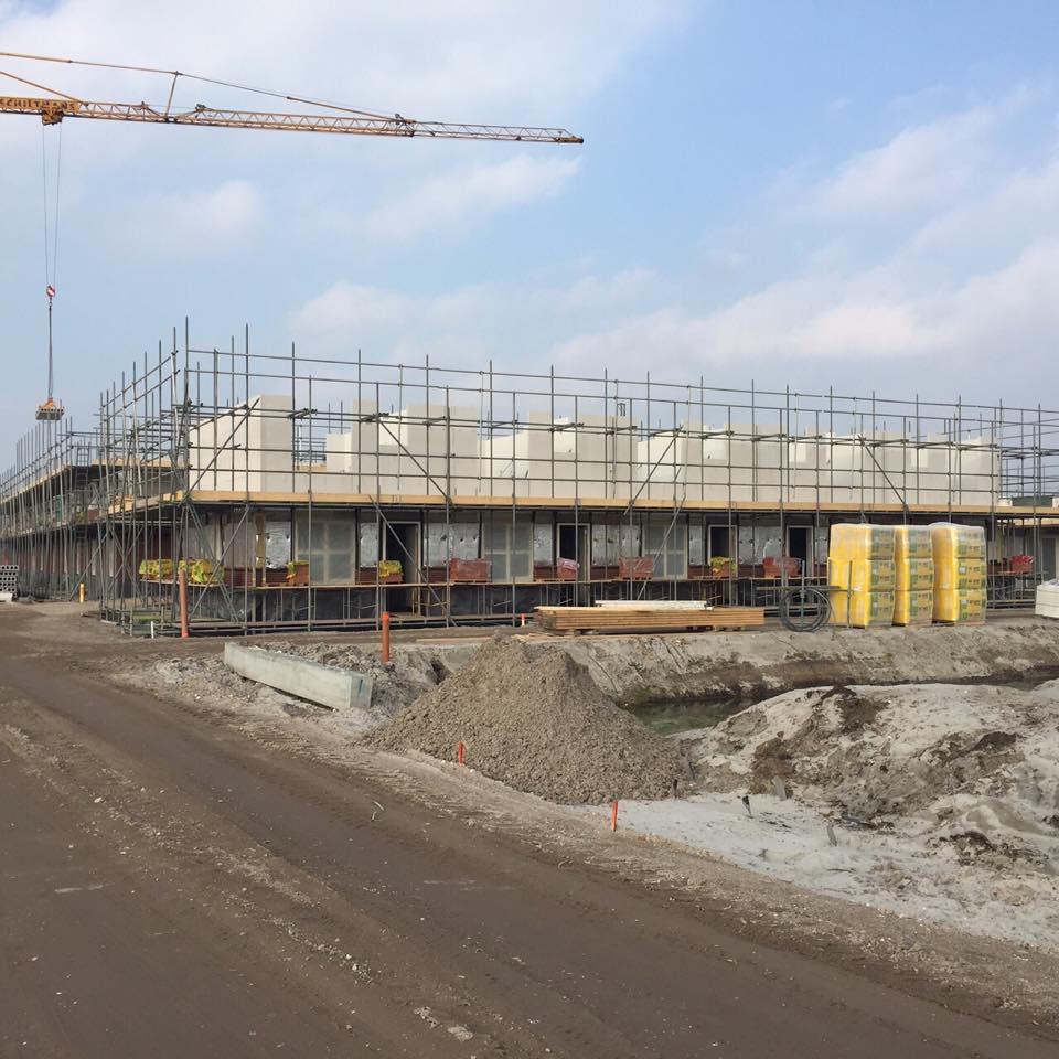 Heilijgers's tweet photo. Weer een deel van de kalkzandsteen wanden 2e verdieping gereed - woningen 1e fase @BenschopOost http://t.co/Fwfg8GMxbS