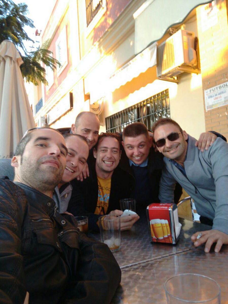 reyss26's tweet photo. Buen ratito en buena compañia http://t.co/DaDWeDb3BB