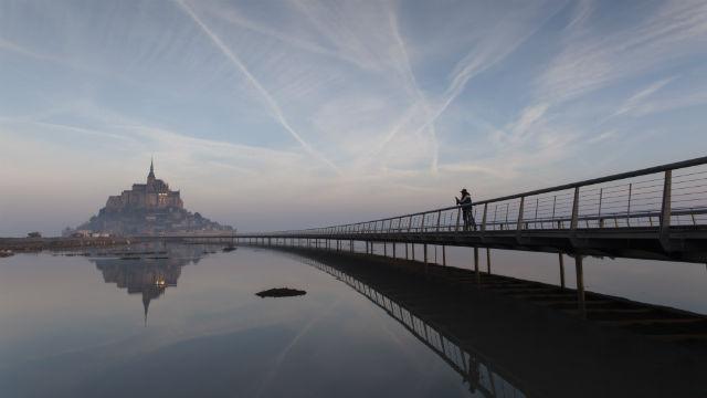 regionbretagne's tweet photo. Le Mont-Saint-Michel redevient une île. Retour sur les travaux &amp; diaporama photo: http://t.co/umeHXQAKap (©Jouanneau) http://t.co/YkBA3Z5j2X