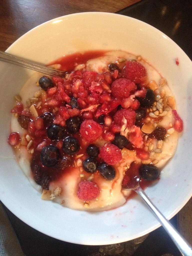 thepilatesline's tweet photo. Breakfast of champions. #porridge #berries #pomegranate #sunflower seeds #linseeds #pumpkin seeds http://t.co/wOF5GeW2wF