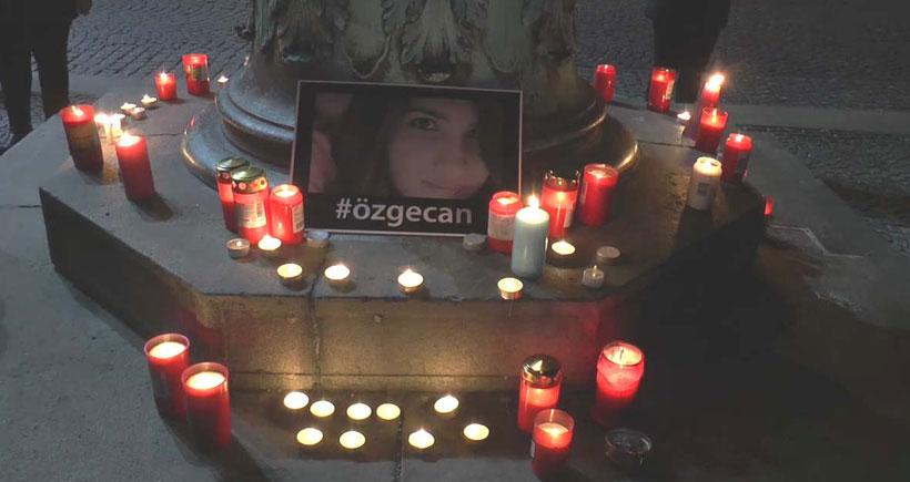 #ÖzgecanAslan Fransa ve Almanya'da mumlarla anıldı... evrensel.net/haber/105472/o…
